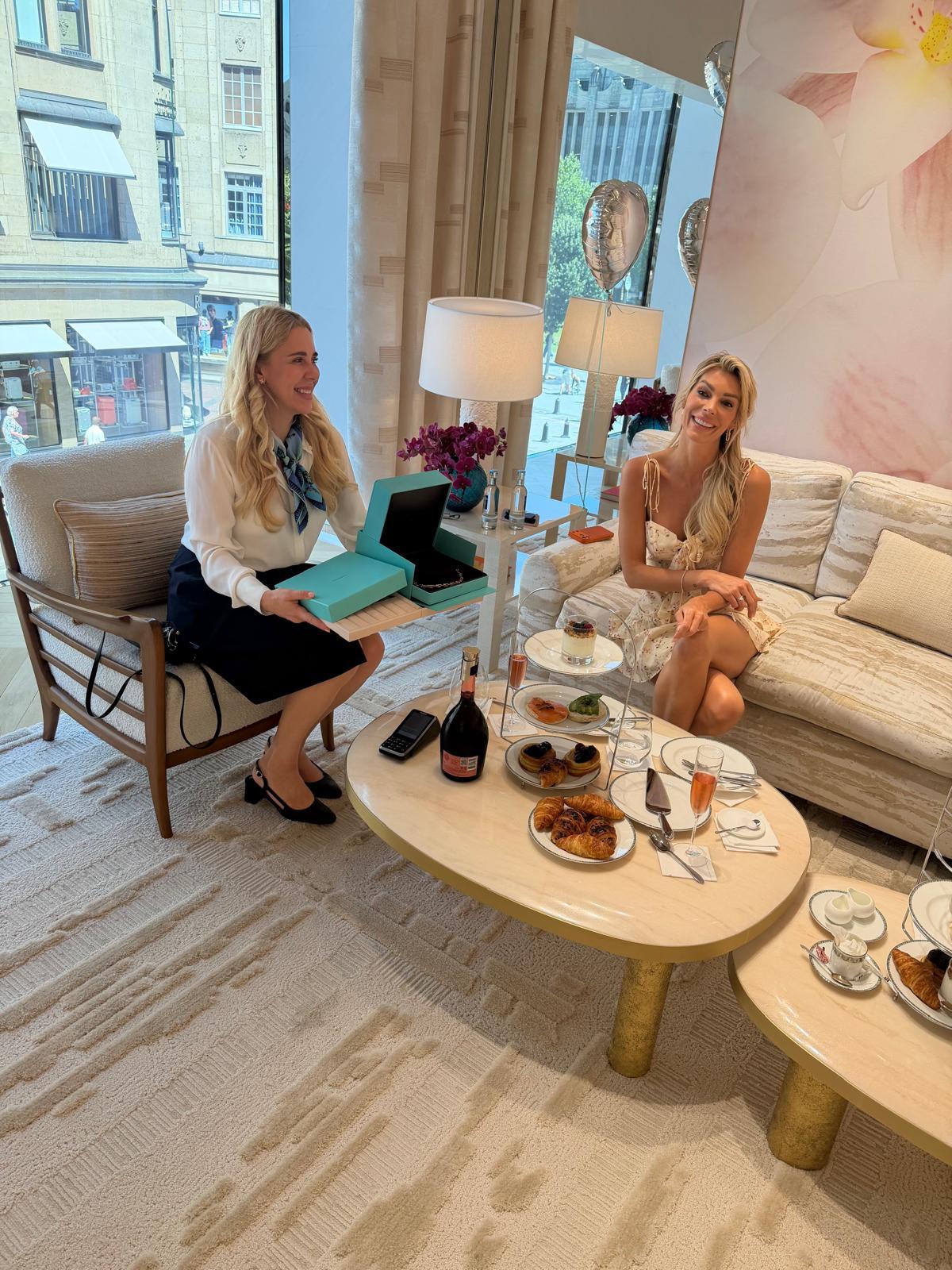 Tiffany & Co. mit Freundin